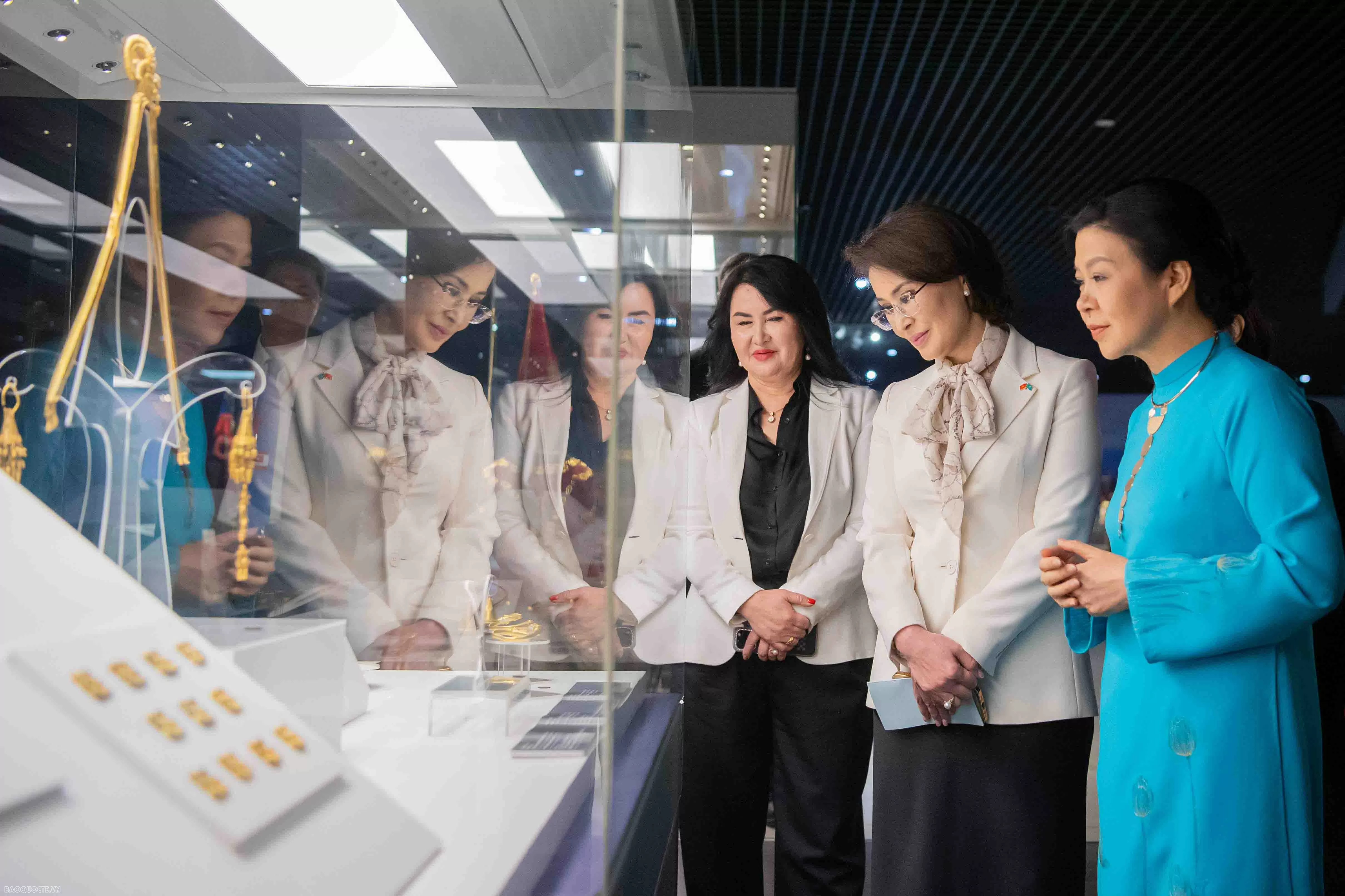 Phu nhân Tổng Bí thư thăm nơi đào tạo cho các vận động khuyết tật ở Kazakhstan