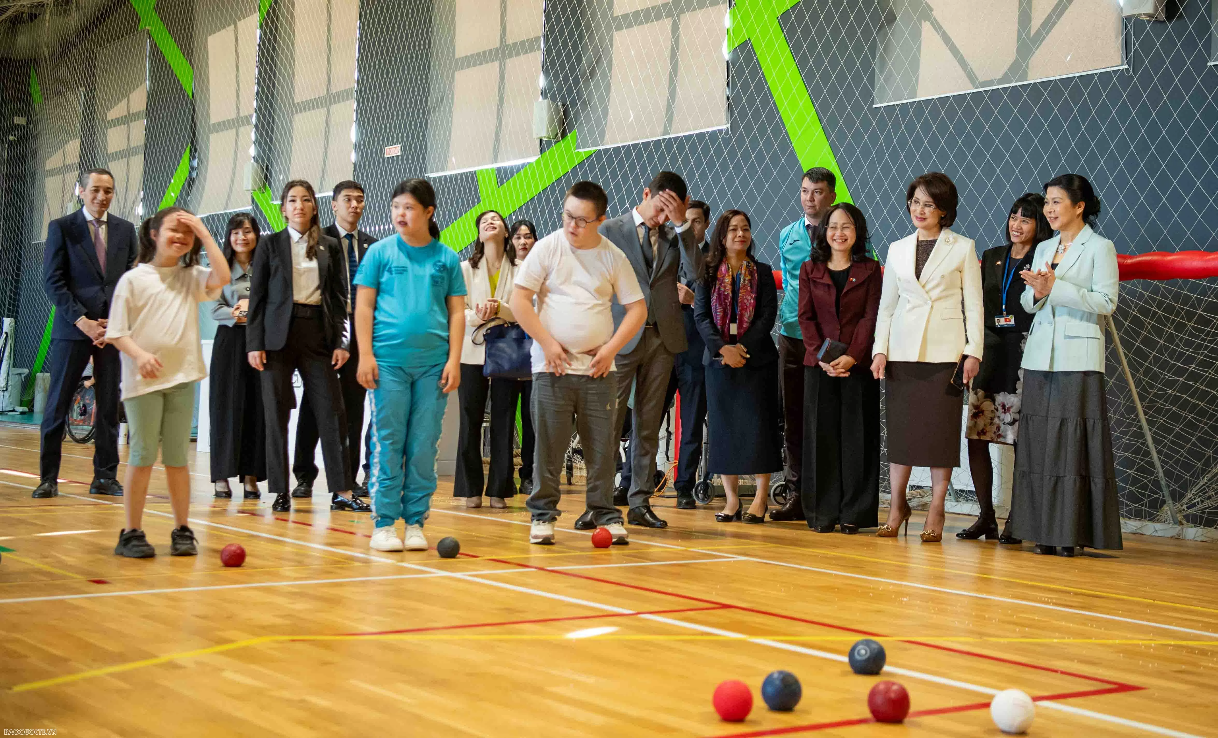 Phu nhân Tổng Bí thư thăm nơi đào tạo cho các vận động khuyết tật ở Kazakhstan