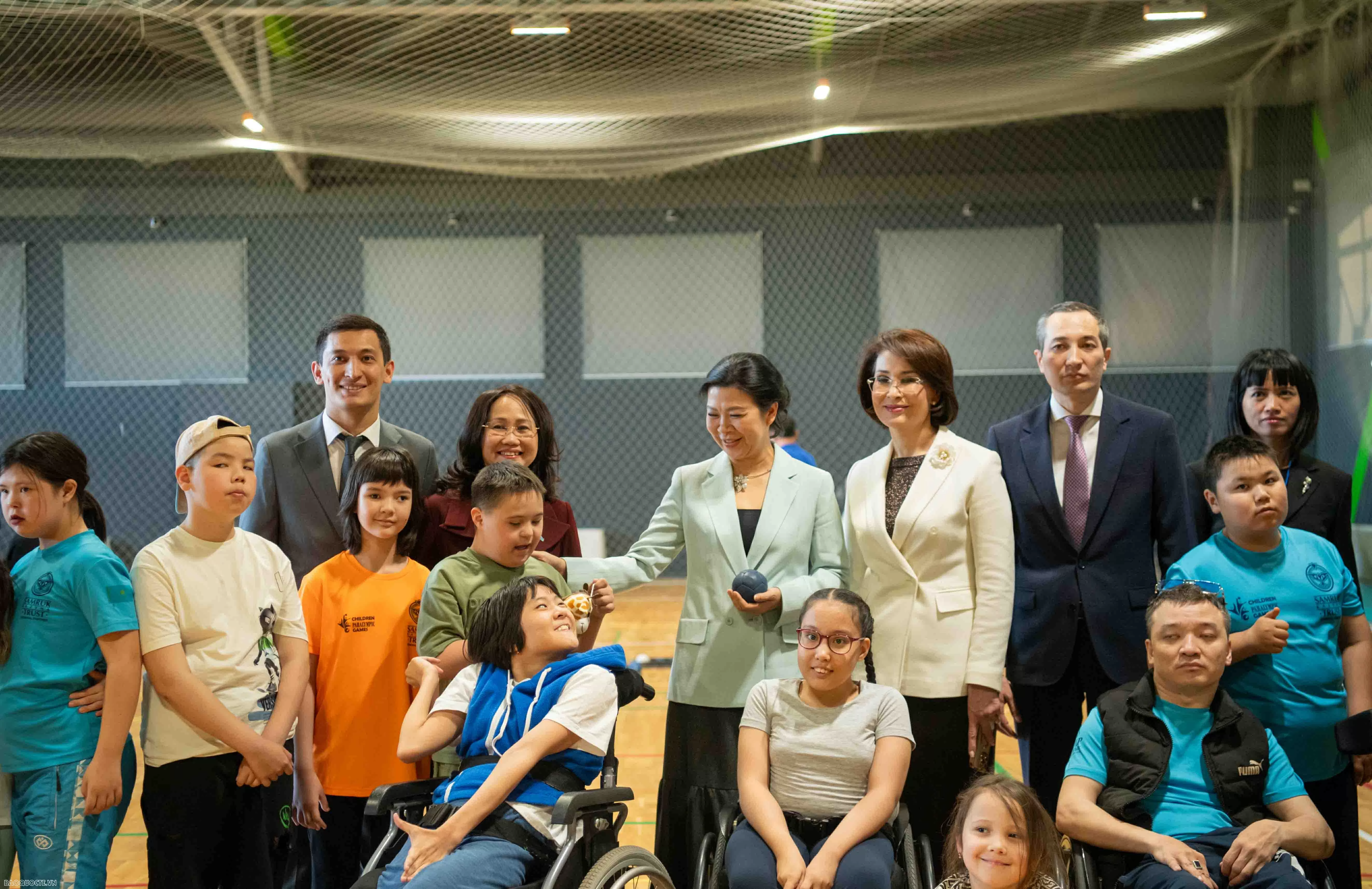 Phu nhân Tổng Bí thư thăm nơi đào tạo cho các vận động khuyết tật ở Kazakhstan
