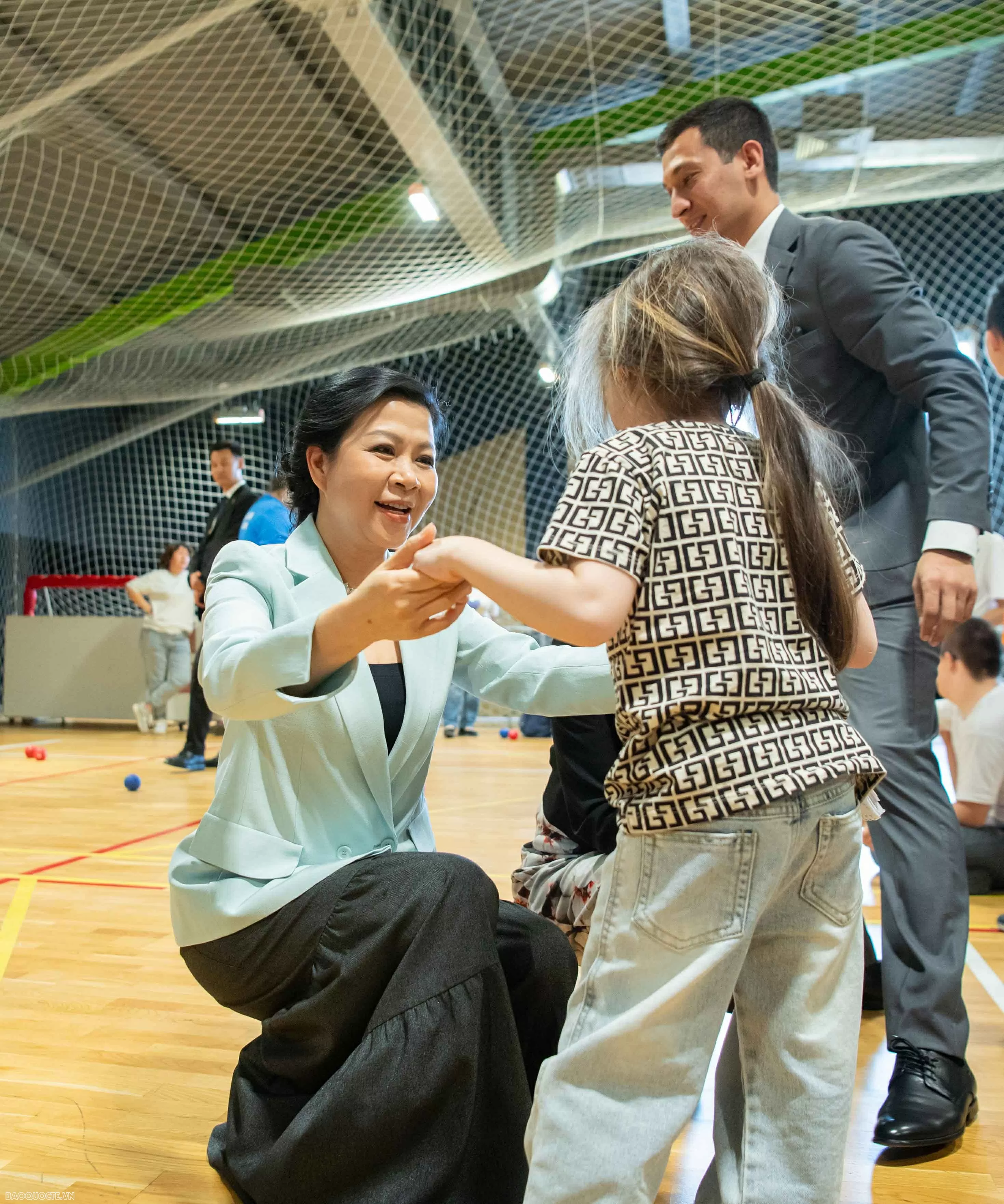 Phu nhân Tổng Bí thư thăm nơi đào tạo cho các vận động khuyết tật ở Kazakhstan