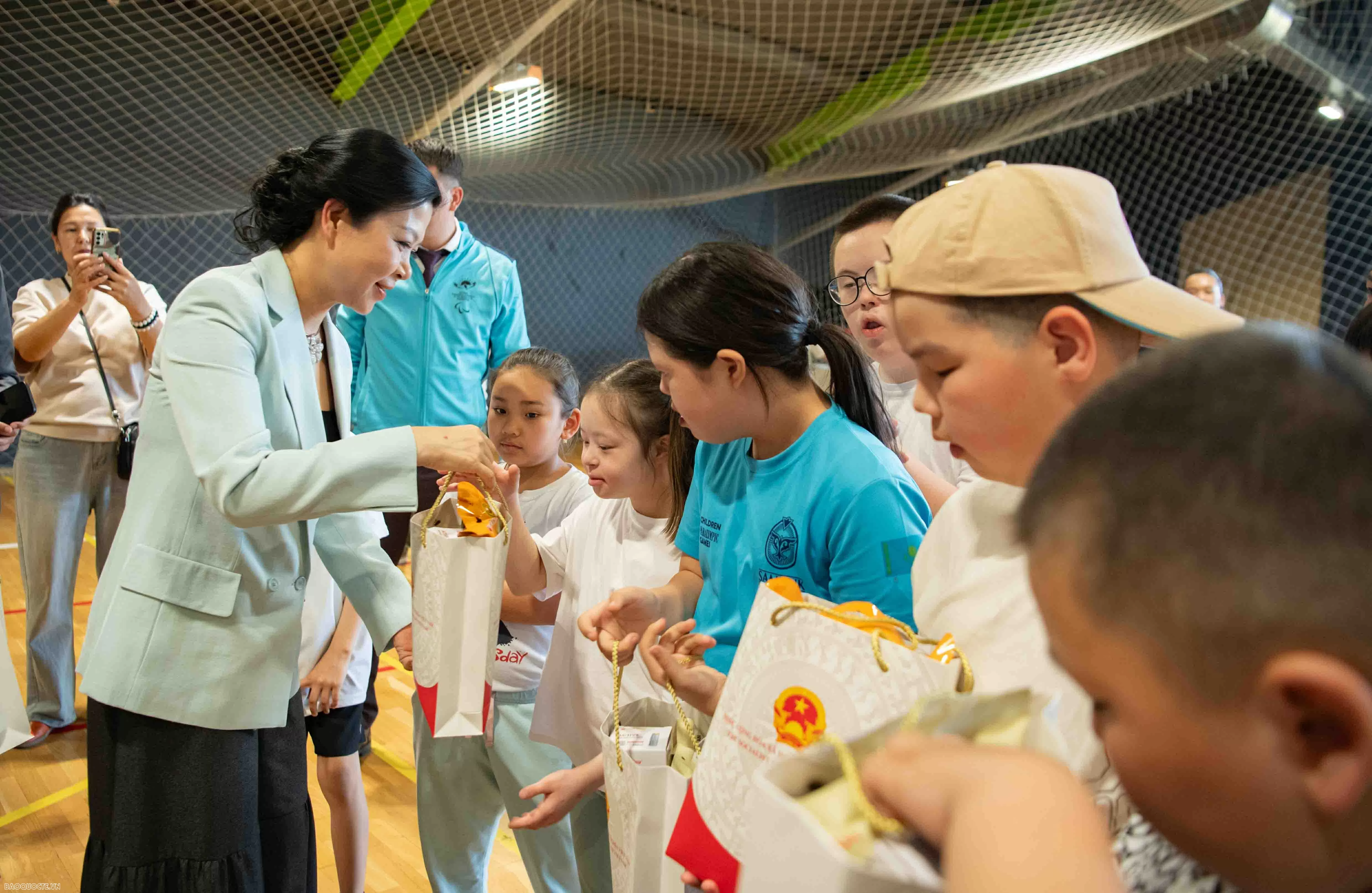 Phu nhân Tổng Bí thư thăm nơi đào tạo cho các vận động khuyết tật ở Kazakhstan