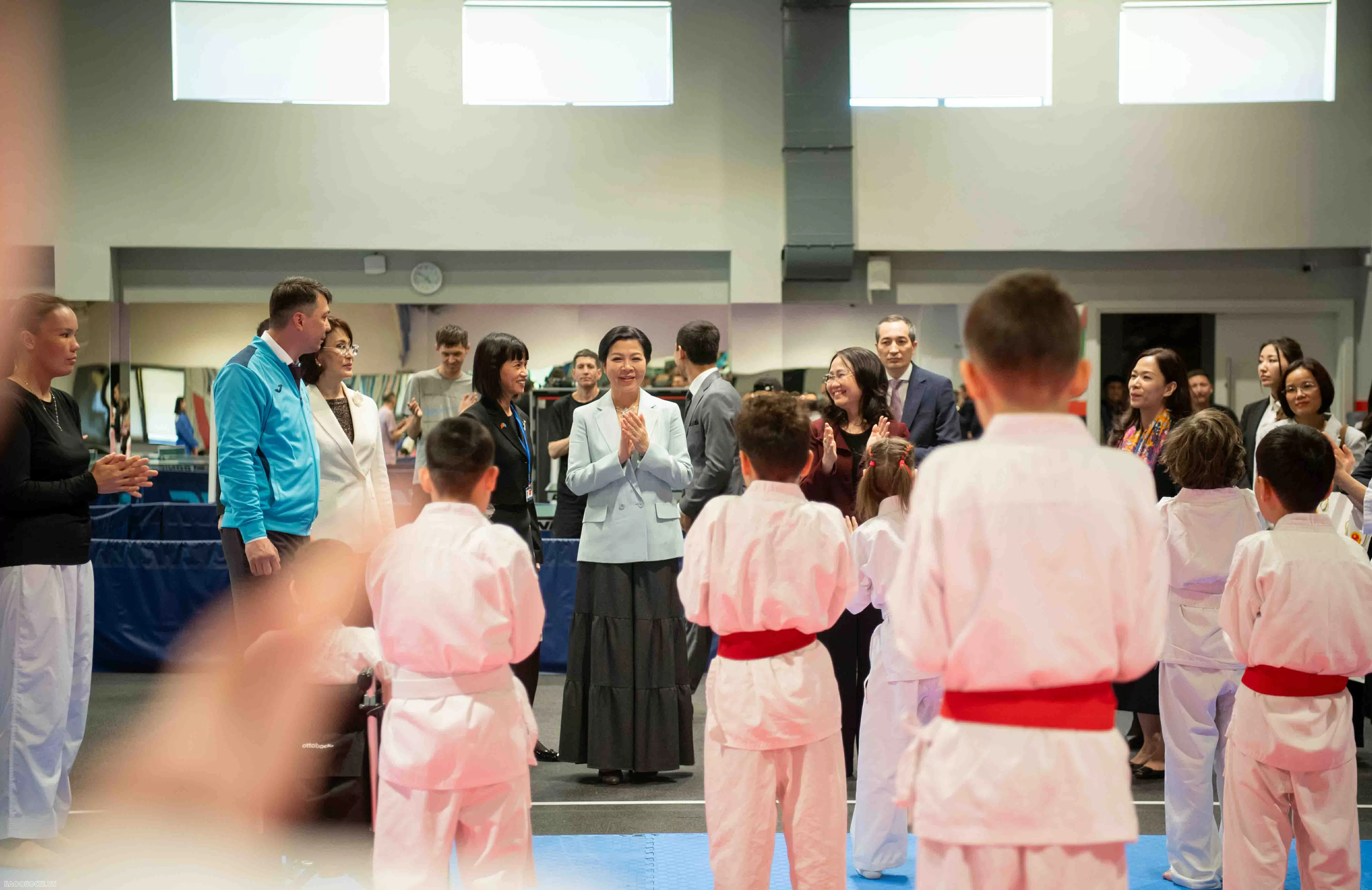 Phu nhân Tổng Bí thư thăm nơi đào tạo cho các vận động khuyết tật ở Kazakhstan