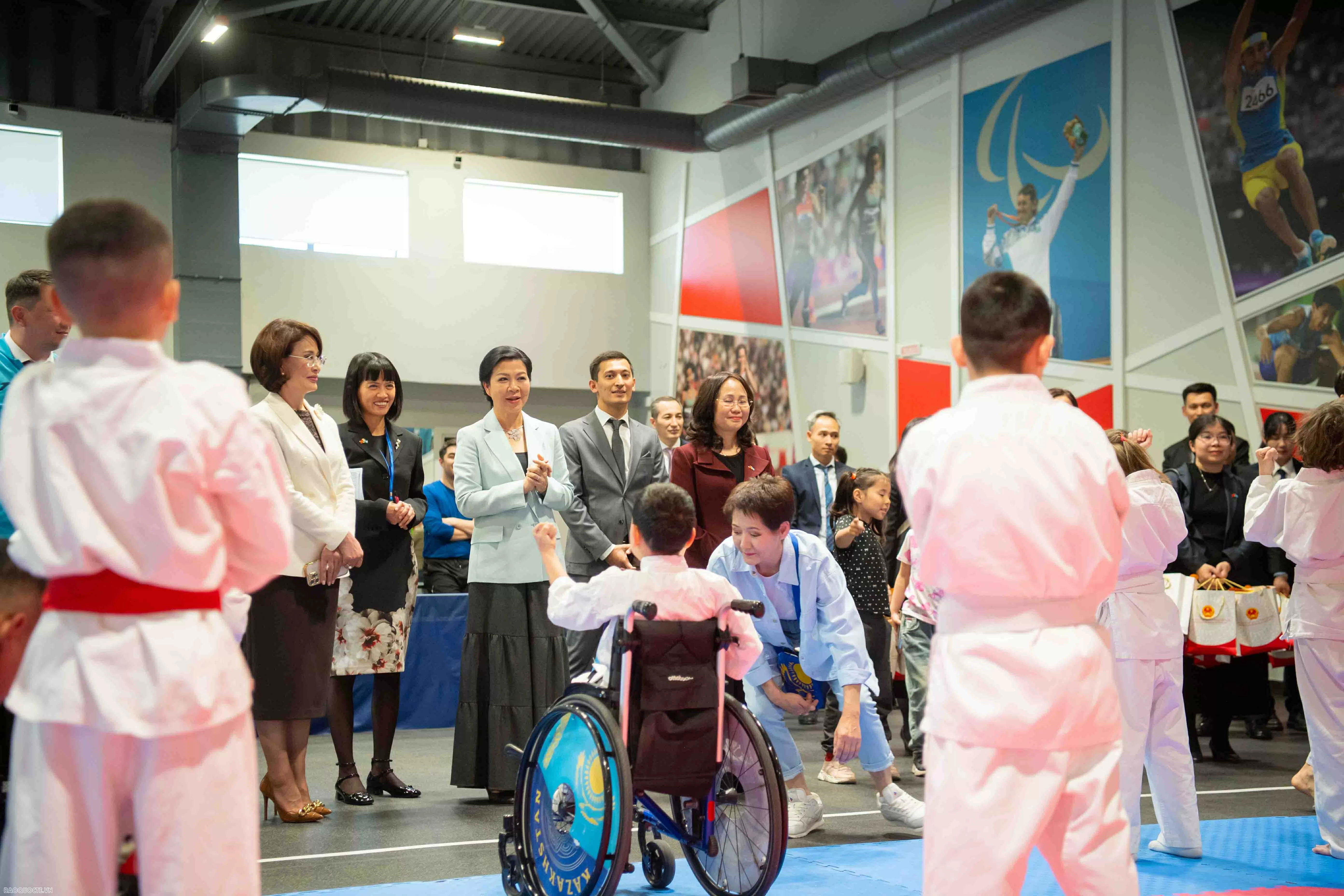 Phu nhân Tổng Bí thư thăm nơi đào tạo cho các vận động khuyết tật ở Kazakhstan
