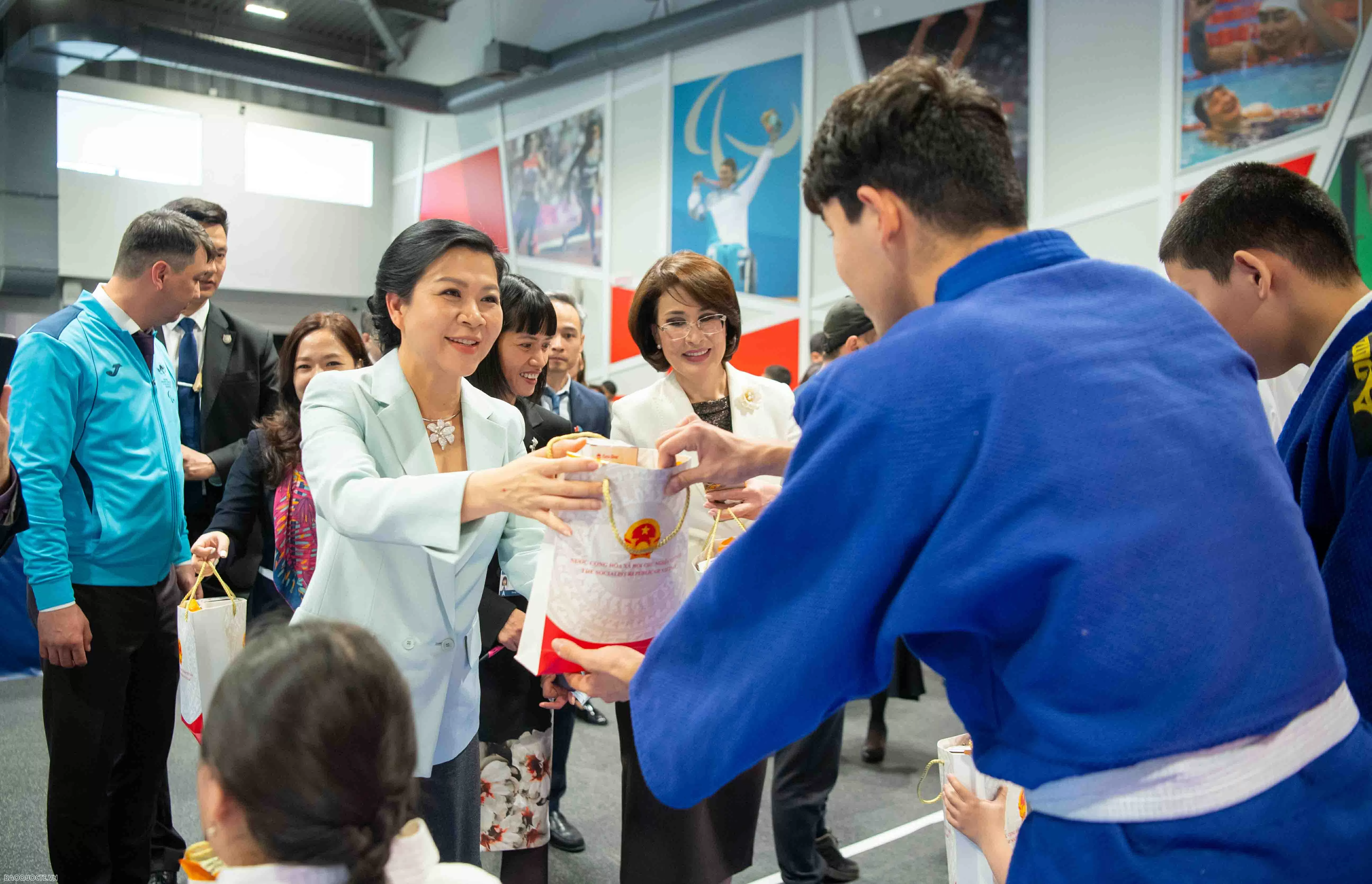 Phu nhân Tổng Bí thư thăm nơi đào tạo cho các vận động khuyết tật ở Kazakhstan