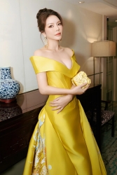 Lý Nhã Kỳ khoe vóc dáng gợi cảm khi dự Triển lãm của 'vua ngọc bích' Soofeen Hu