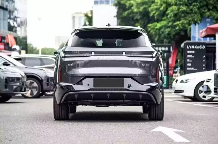 Lynk & Co 08 được trang bị nhiều tính năng an toàn tiên tiến