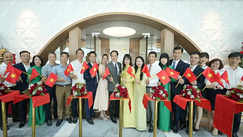 Đại biểu và khách mời chúc mừng lễ khai trương phòng chờ Vietcombank Priority tại Nhà ga T3, Sân bay quốc tế Tân Sơn Nhất.