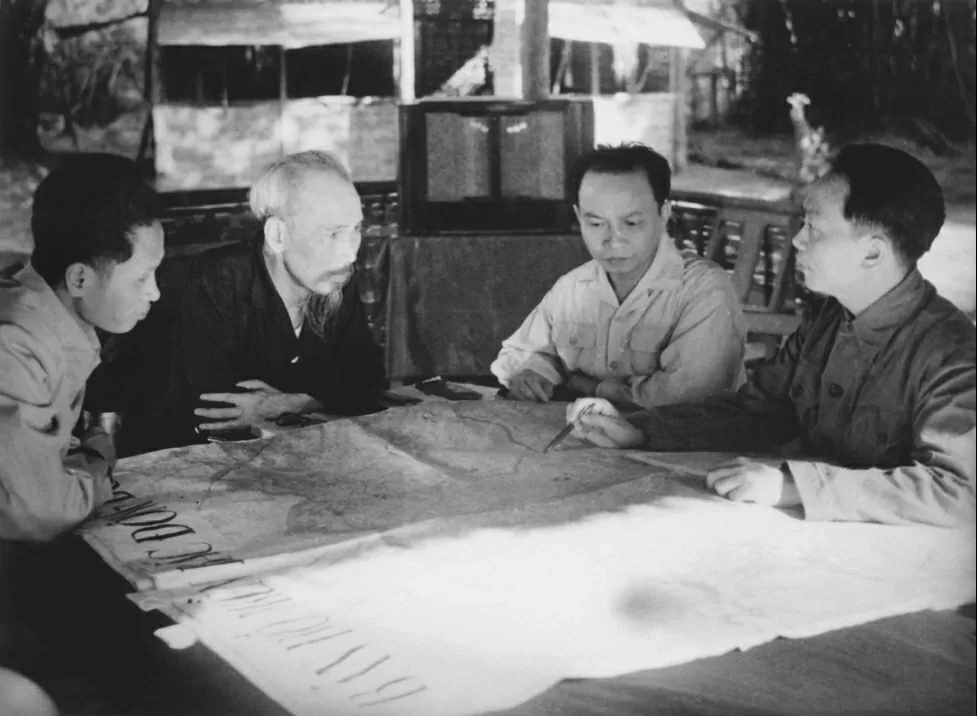 Bác vẫn cùng chúng cháu hành quân