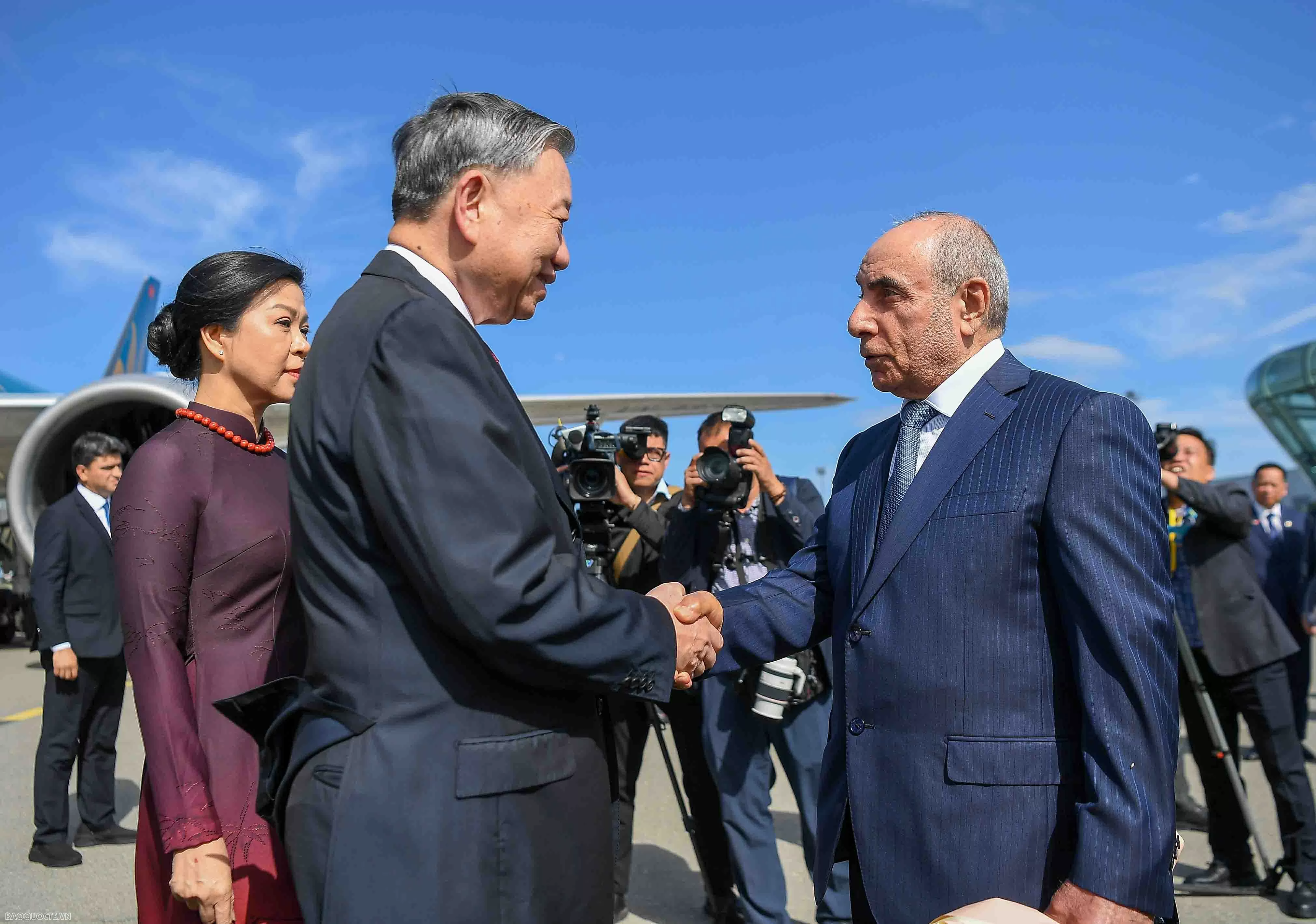 Tổng Bí thư Tô Lâm và Phu nhân đến Baku, bắt đầu thăm cấp Nhà nước Azerbaijan Tổng Bí thư Tô Lâm và Phu nhân đến Baku, bắt đầu thăm cấp Nhà nước Azerbaijan