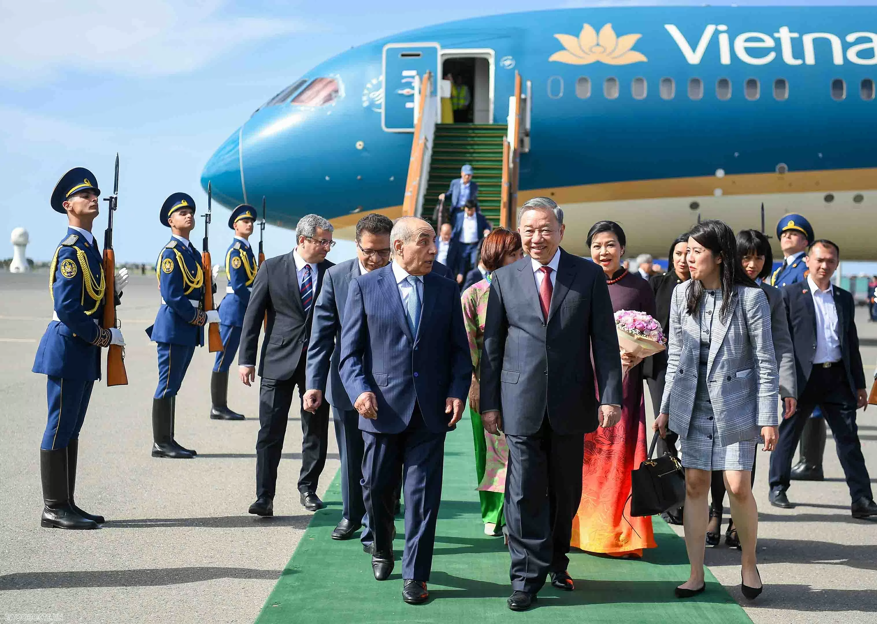 Tổng Bí thư Tô Lâm và Phu nhân đến Baku, bắt đầu thăm cấp Nhà nước Azerbaijan Tổng Bí thư Tô Lâm và Phu nhân đến Baku, bắt đầu thăm cấp Nhà nước Azerbaijan