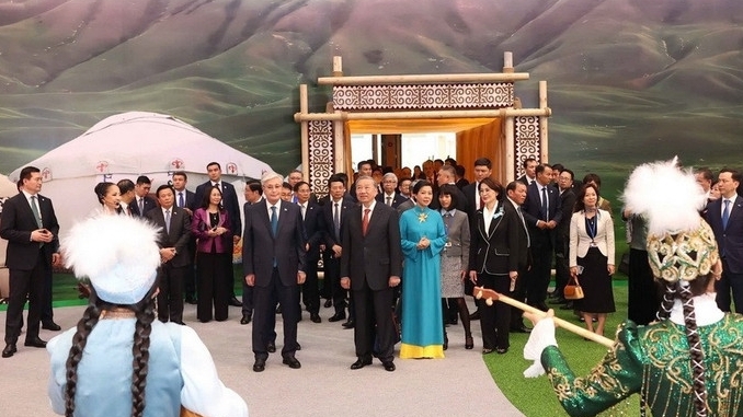 Tổng Bí thư Tô Lâm và Phu nhân tham quan Làng văn hoá dân tộc Kazakhstan