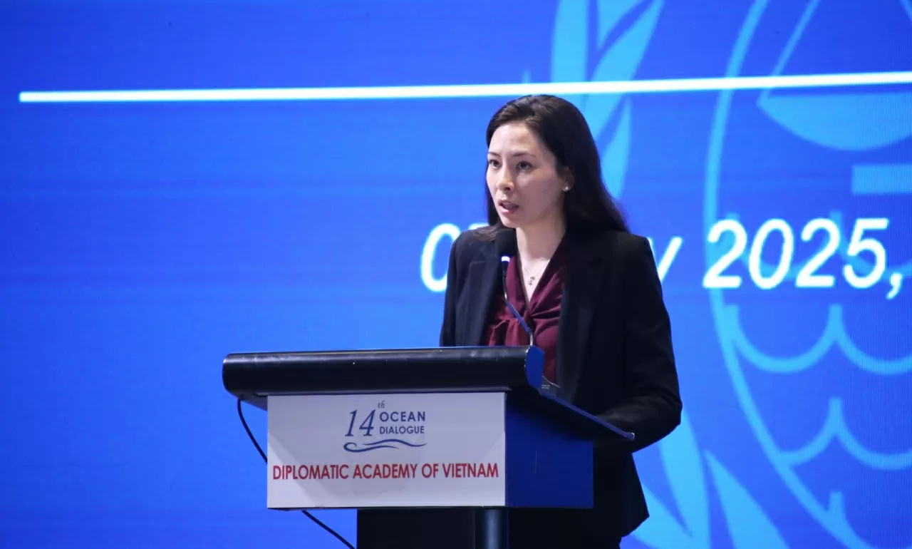 Đại diện từ phía Viện KAS, bà Olivia Schlouch phát biểu tại buổi Đối thoại. (Ảnh: Thành Long)