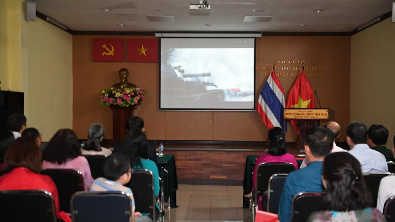 Các đại biểu xem tập 19 chủ đề “Thống nhất đất nước” của bộ phim tài liệu “Con đường đã chọn” do Điện ảnh Quân đội sản xuất. Các đại biểu xem tập 19 chủ đề “Thống nhất đất nước” của bộ phim tài liệu “Con đường đã chọn” do Điện ảnh Quân đội sản xuất.