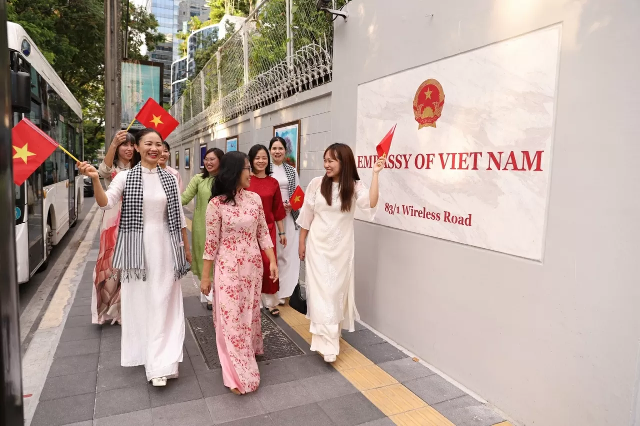 Cán bộ, nhân viên Đại sứ quán hân hoan trong dự lễ mít-tinh.