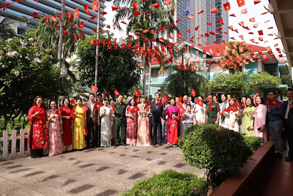 Toàn thể cán bộ, nhân viên Đại sứ quán và các cơ quan hát vang bài hát “Như có Bác trong ngày vui đại thắng. Toàn thể cán bộ, nhân viên Đại sứ quán và các cơ quan hát vang bài hát “Như có Bác trong ngày vui đại thắng.