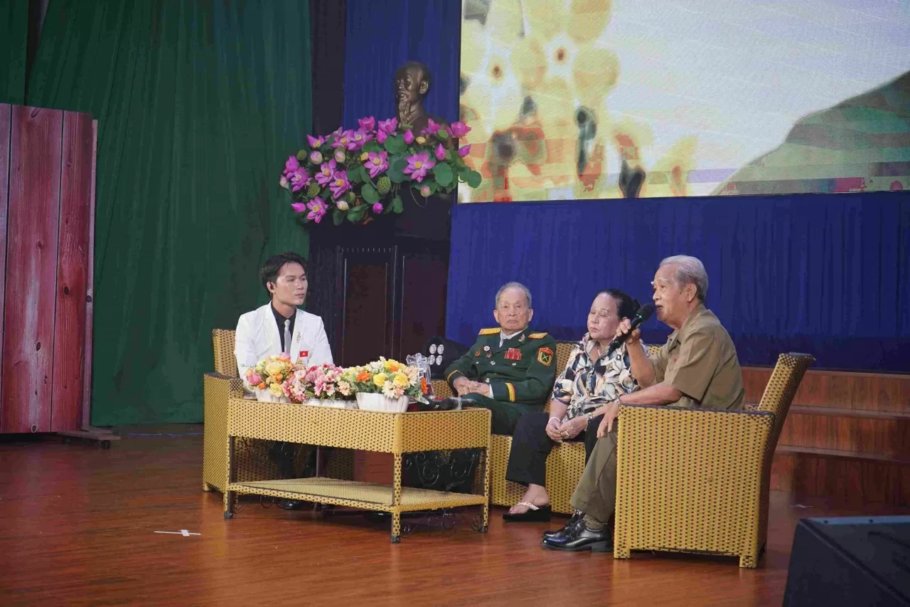 Tái hiện hồi ký anh hùng tình báo Tư Cang qua kịch nói Tái hiện hồi ký anh hùng tình báo Tư Cang qua kịch nói