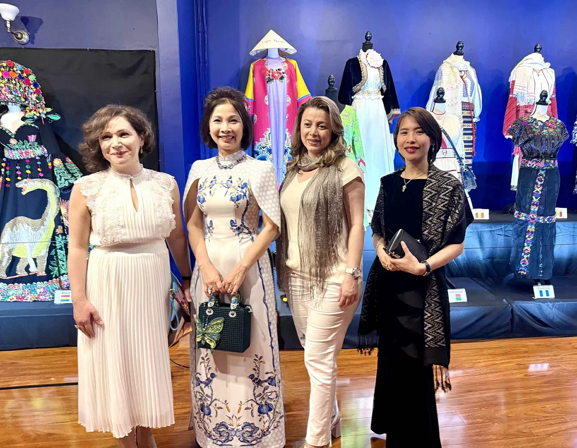Áo dài Việt Nam tại sự kiện thời trang của Mỹ Áo dài Việt Nam tại sự kiện thời trang của Mỹ