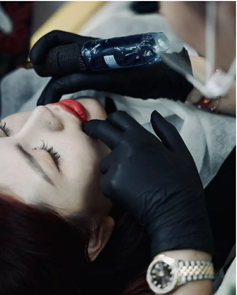 Khách hàng trong quá trình sử dụng dịch vụ tại Thương Nguyễn Eyebrows Beauty