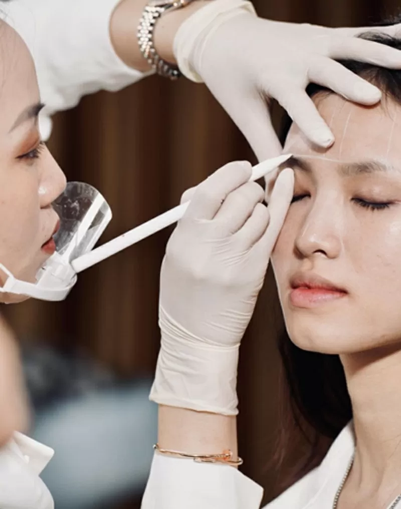 Một trong quá trình phun xăm tại Thương Nguyễn Eyebrows Beauty