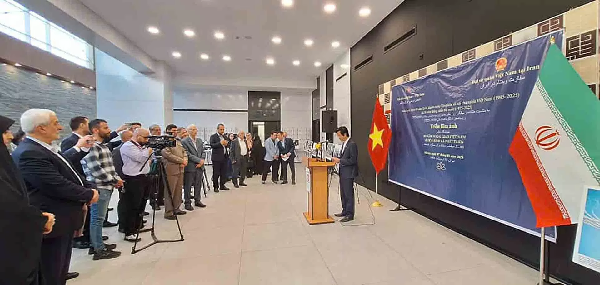 Tọa đàm và triển lãm ảnh về ‘80 năm Ngoại giao Việt Nam vì hòa bình và phát triển’ tại Iran Tọa đàm và triển lãm ảnh về ‘80 năm Ngoại giao Việt Nam vì hòa bình và phát triển’ tại Iran