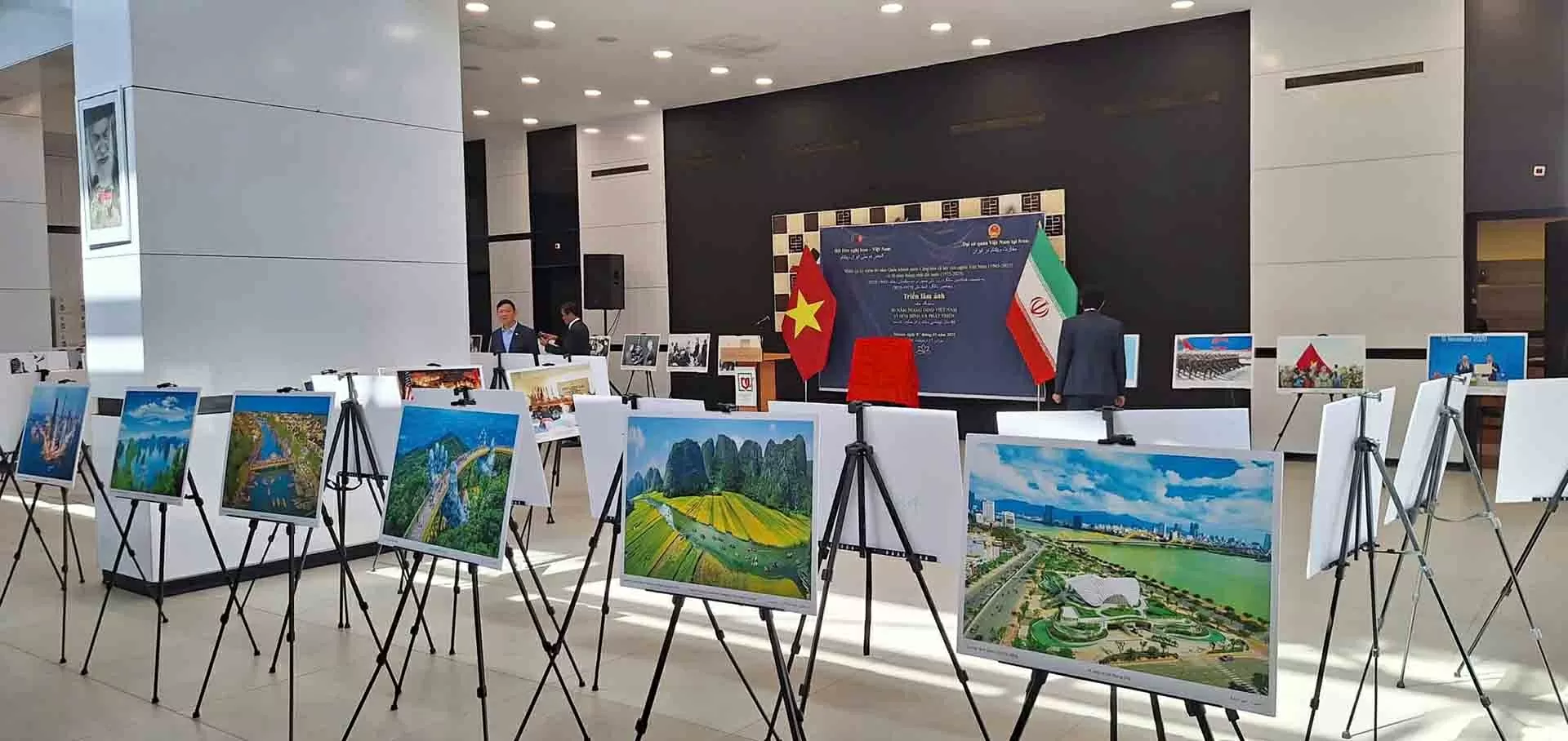 Tọa đàm và triển lãm ảnh về ‘80 năm Ngoại giao Việt Nam vì hòa bình và phát triển’ tại Iran Tọa đàm và triển lãm ảnh về ‘80 năm Ngoại giao Việt Nam vì hòa bình và phát triển’ tại Iran