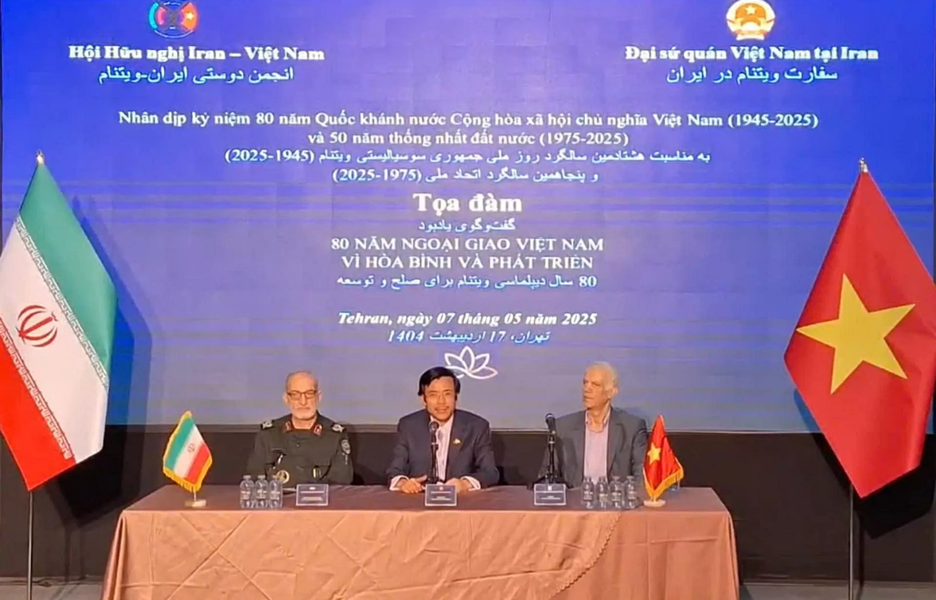 Tọa đàm và triển lãm ảnh về ‘80 năm Ngoại giao Việt Nam vì hòa bình và phát triển’ tại Iran Tọa đàm và triển lãm ảnh về ‘80 năm Ngoại giao Việt Nam vì hòa bình và phát triển’ tại Iran