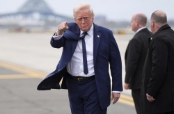 Tổng thống Trump gửi thông điệp cứng rắn tới Iran: 'Cây gậy và củ cà rốt'