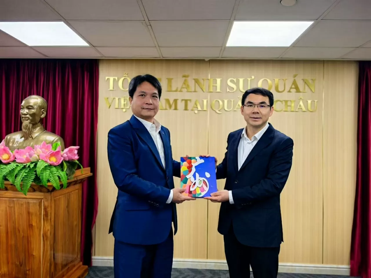 Phó Thị trưởng Lại Chí Hồng trao quà lưu niệm cho Tổng lãnh sự Nguyễn Việt Dũng.