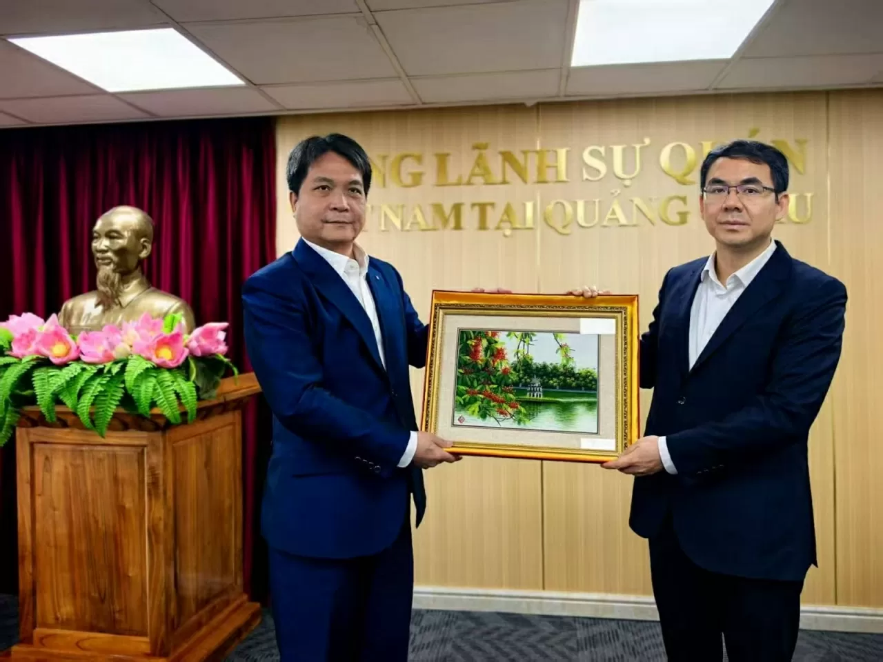 Tổng Lãnh sự Nguyễn Việt Dũng trao quà lưu niệm cho đồng chí Lại Chí Hồng.