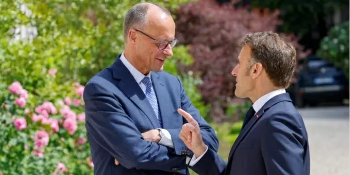Thủ tướng Đức Friedrich Merz (trái) và Tổng thống Pháp Emmanuel Macron trong khu vườn của Cung điện Élysée, Paris, ngày 7/5. (Nguồn: Reuters)