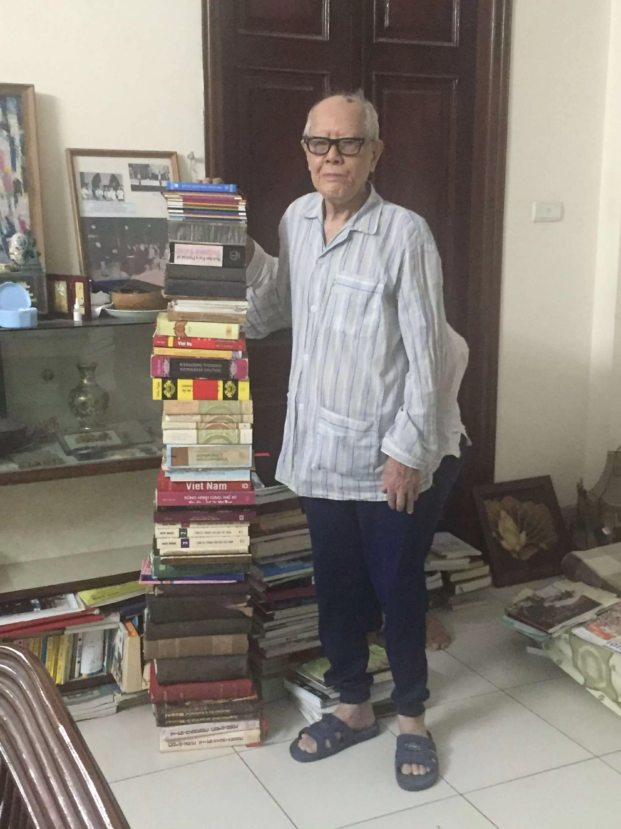 Nhà văn hóa Hữu Ngọc: Chồng sách cao ngang vai và đầy ắp những câu trả lời Nhà văn hóa Hữu Ngọc: Chồng sách cao ngang vai và đầy ắp những câu trả lời