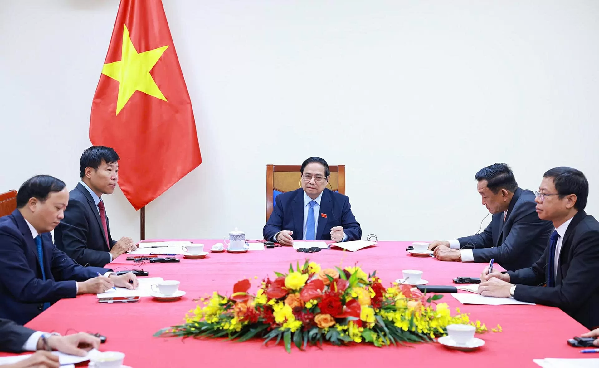 Thủ tướng Phạm Minh Chính điện đàm với Thủ tướng Singapore Lawrence Wong. (Nguồn: VGP)