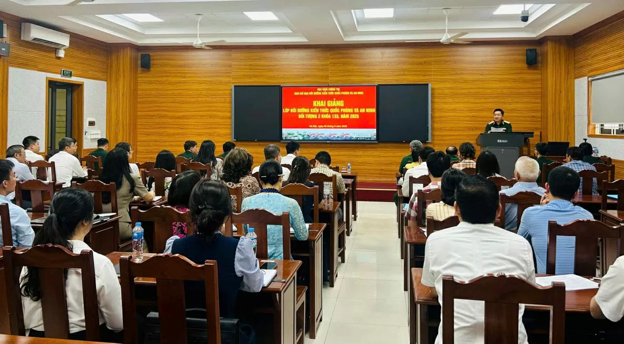 Toàn cảnh buổi khai giảng Lớp Bồi dưỡng kiến thức quốc phòng và an ninh đối tượng 2 khóa 133. (Ảnh: Vinh Hà)