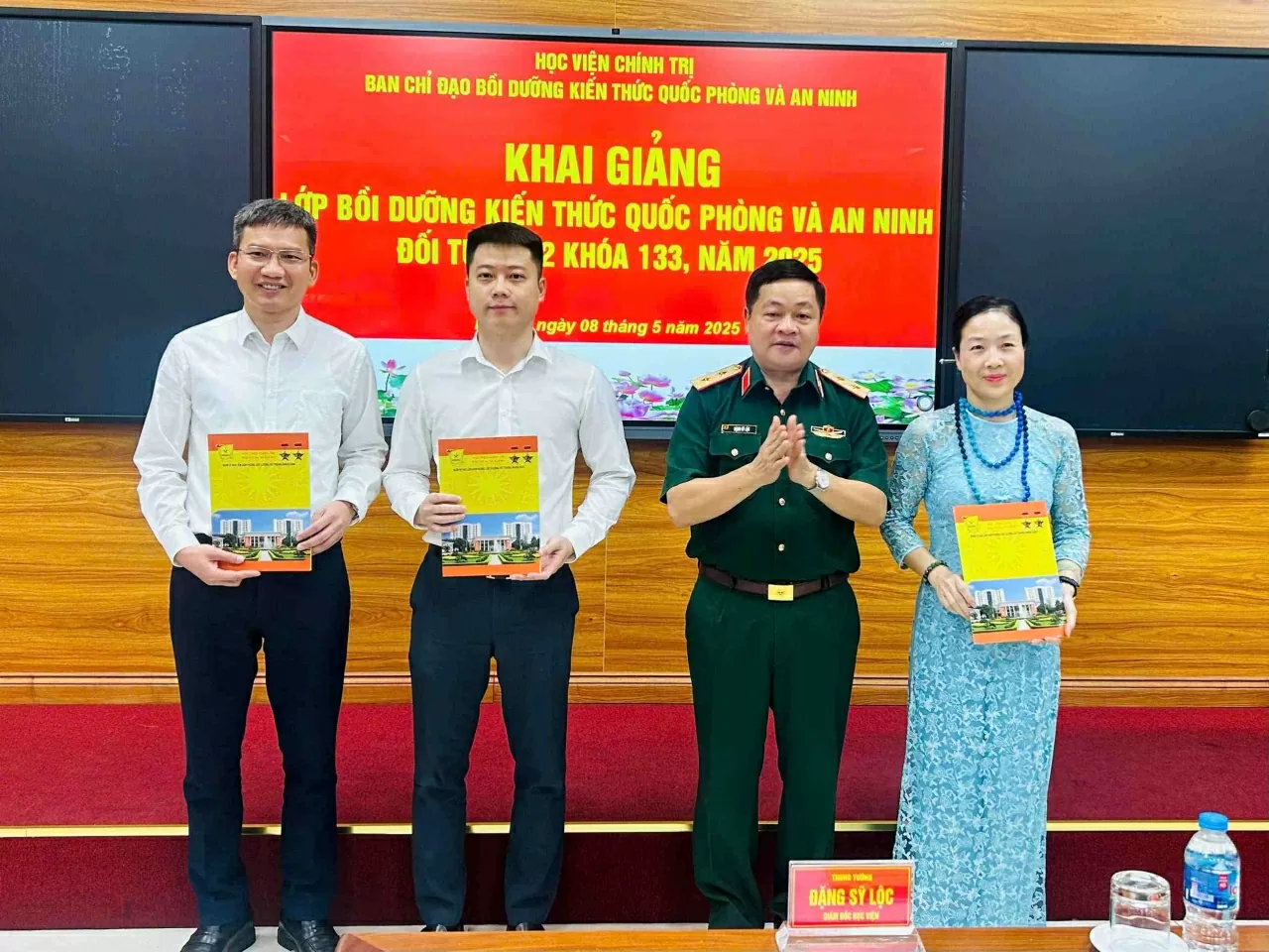 Trung tướng, PGS.TS Đặng Sỹ Lộc, Giám đốc Học viện Chính trị trao quyết định chỉ định cán bộ kiêm chức Lớp Bồi dưỡng kiến thức quốc phòng và an ninh đối tượng 2. (Ảnh: Vinh Hà)
