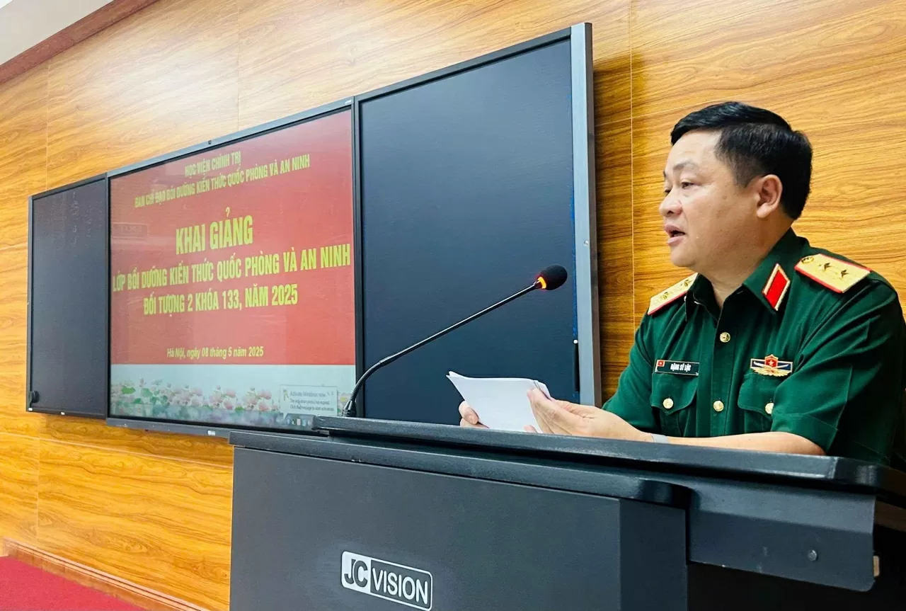 Trung tướng, PGS.TS Đặng Sỹ Lộc, Giám đốc Học viện Chính trị phát biểu khai giảng Lớp Bồi dưỡng kiến thức quốc phòng và an ninh đối tượng 2 khóa 133. (Ảnh: Vinh Hà) Trung tướng, PGS.TS Đặng Sỹ Lộc, Giám đốc Học viện Chính trị phát biểu khai giảng Lớp Bồi dưỡng kiến thức quốc phòng và an ninh đối tượng 2 khóa 133. (Ảnh: Vinh Hà)
