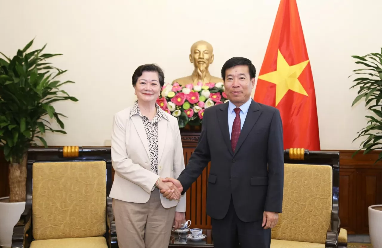 Thứ trưởng Nguyễn Mạnh Cường tiếp bà Chea Kimtha tại Trụ sở Bộ Ngoại giao. (Ảnh: Thành Long) Thứ trưởng Nguyễn Mạnh Cường tiếp bà Chea Kimtha tại Trụ sở Bộ Ngoại giao. (Ảnh: Thành Long)