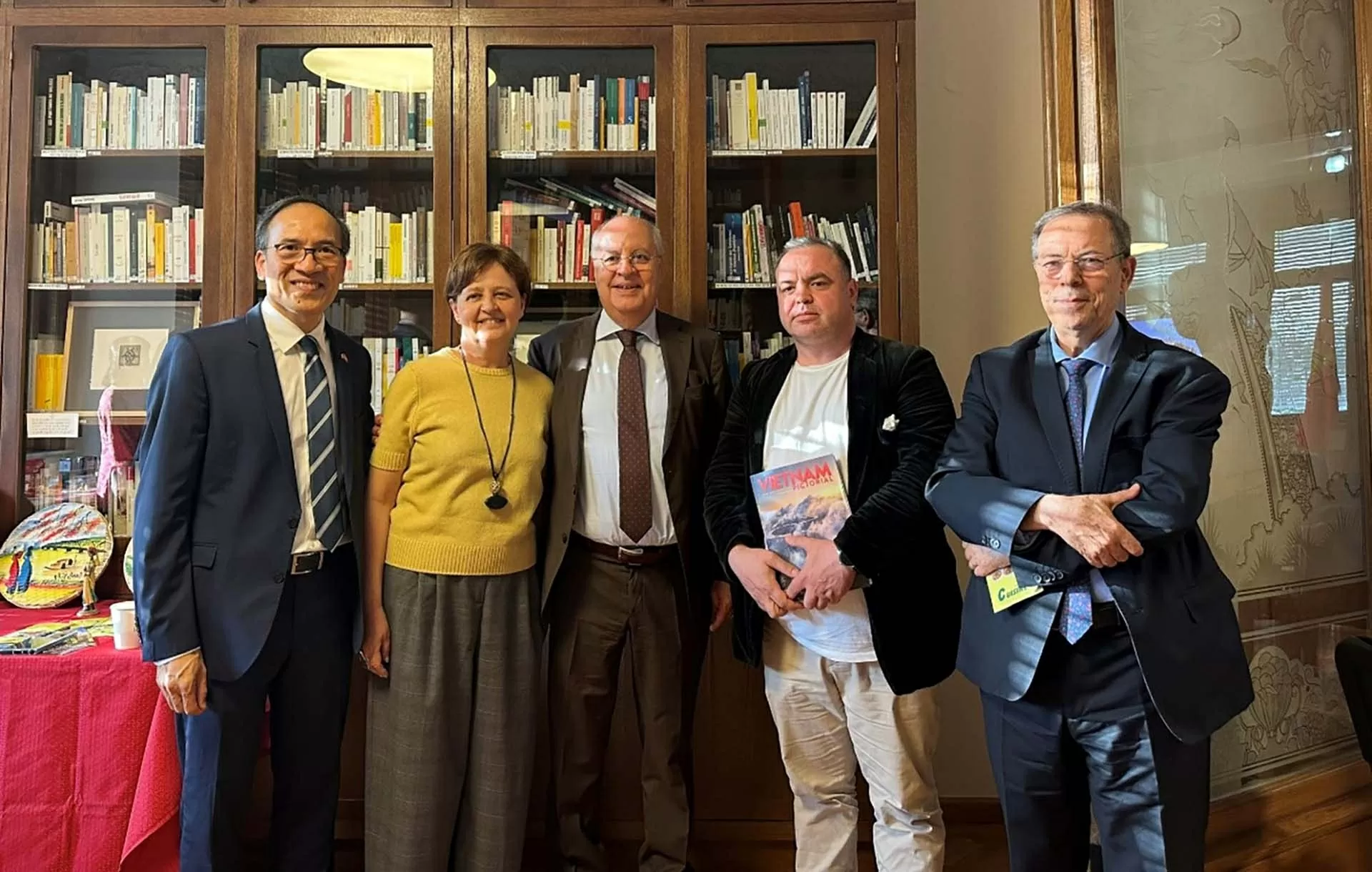 Tọa đàm về chính sách kinh tế đối ngoại của Việt Nam tại Đại học Tổng hợp Bucharest Tọa đàm về chính sách kinh tế đối ngoại của Việt Nam tại Đại học Tổng hợp Bucharest