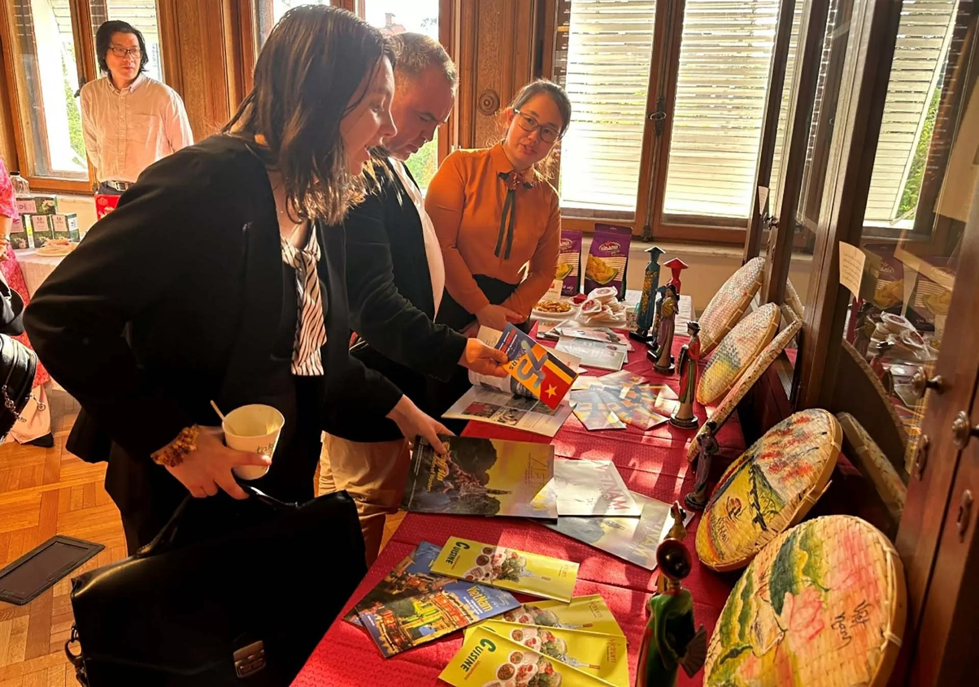 Tọa đàm về chính sách kinh tế đối ngoại của Việt Nam tại Đại học Tổng hợp Bucharest