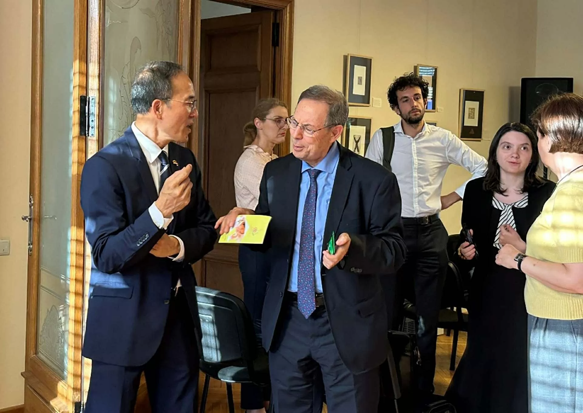 Tọa đàm về chính sách kinh tế đối ngoại của Việt Nam tại Đại học Tổng hợp Bucharest Tọa đàm về chính sách kinh tế đối ngoại của Việt Nam tại Đại học Tổng hợp Bucharest