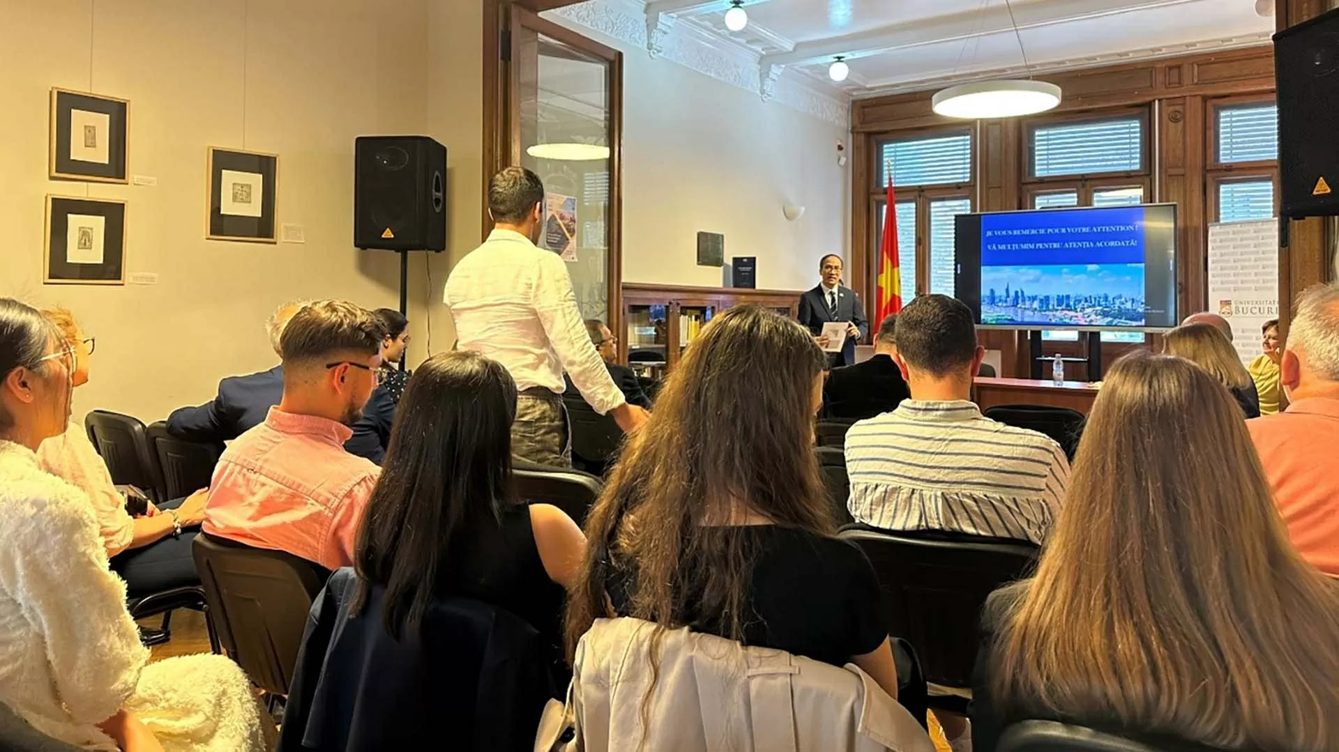 Tọa đàm về chính sách kinh tế đối ngoại của Việt Nam tại Đại học Tổng hợp Bucharest Tọa đàm về chính sách kinh tế đối ngoại của Việt Nam tại Đại học Tổng hợp Bucharest