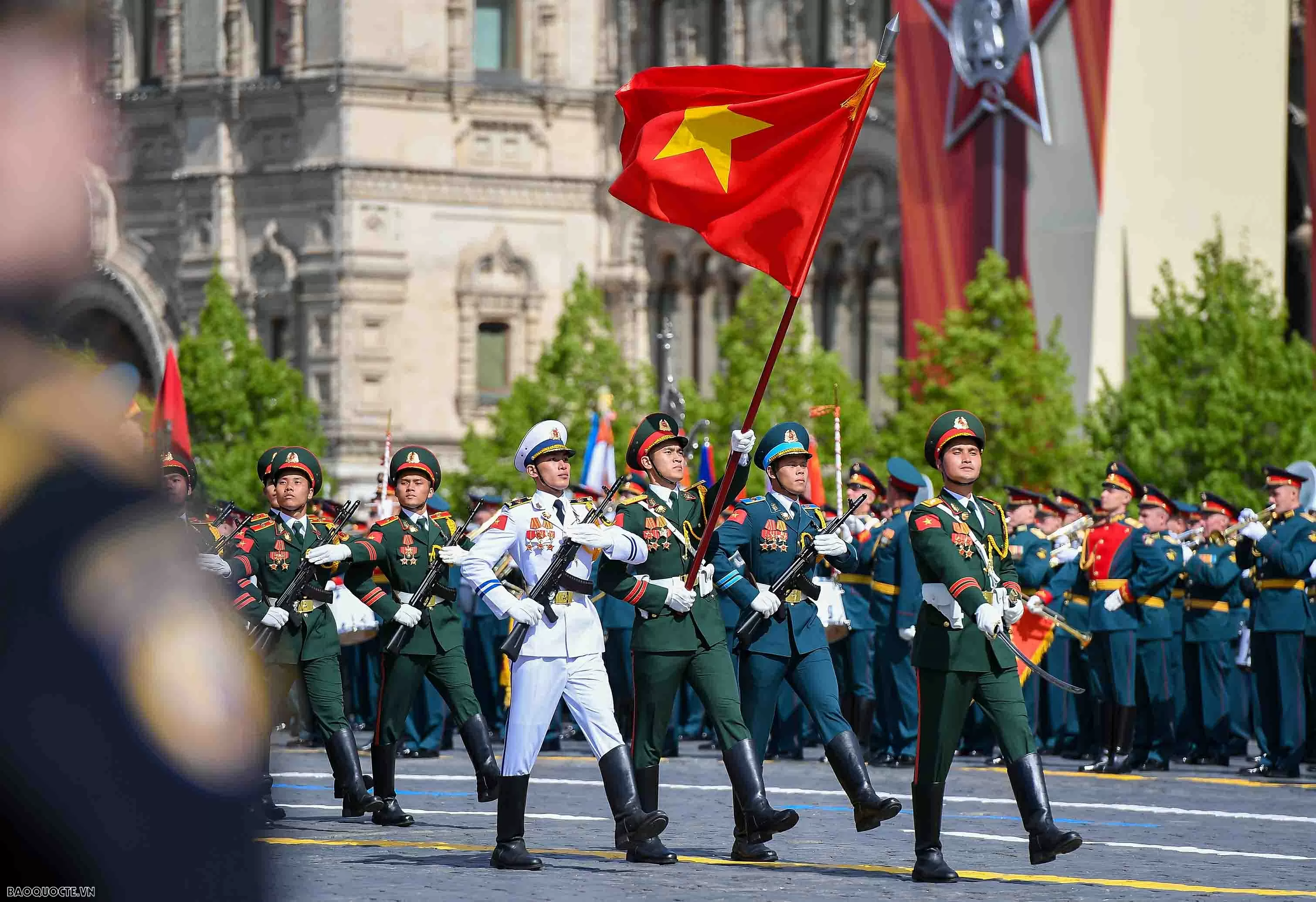 Cùng ống kính theo bước quân hành