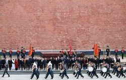 Tổng Bí thư Tô Lâm và Phu nhân dự lễ dâng hoa chung tại Đài Tưởng niệm Liệt sĩ vô danh ở Quảng trường Đỏ