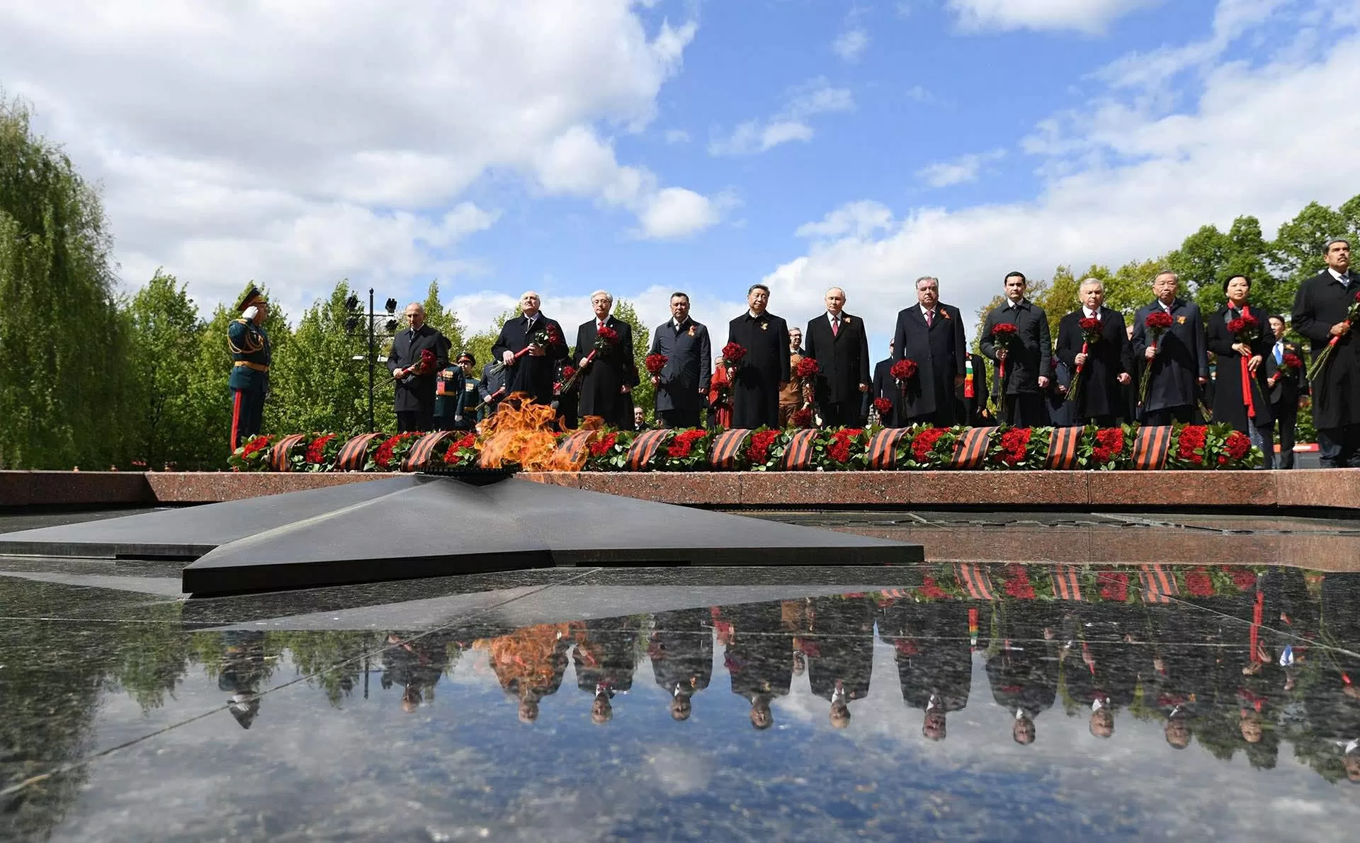 Tổng Bí thư Tô Lâm và Phu nhân dự lễ dâng hoa chung tại Đài Tưởng niệm Liệt sĩ vô danh ở Nga