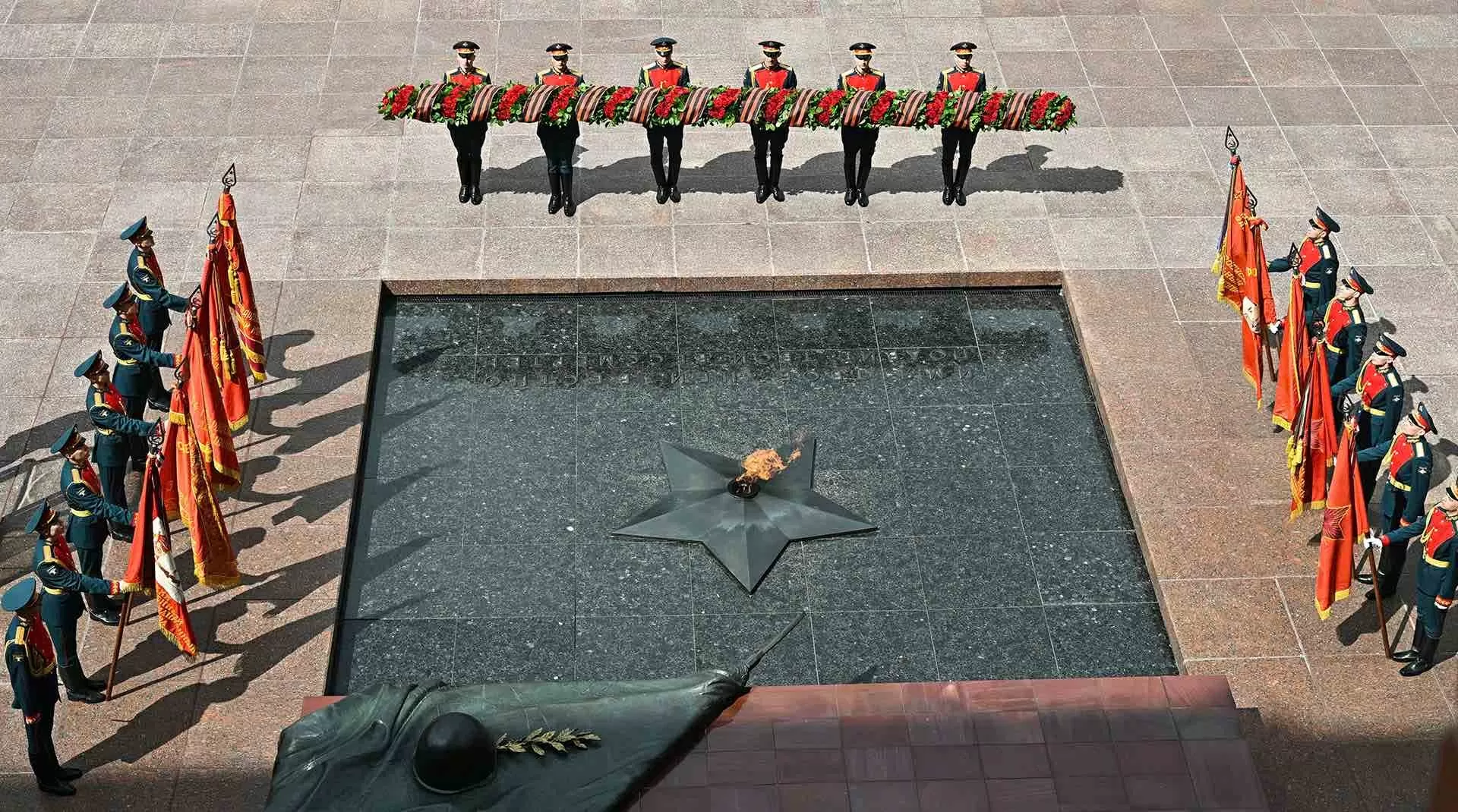 Tổng Bí thư Tô Lâm và Phu nhân dự lễ dâng hoa chung tại Đài Tưởng niệm Liệt sĩ vô danh ở Nga