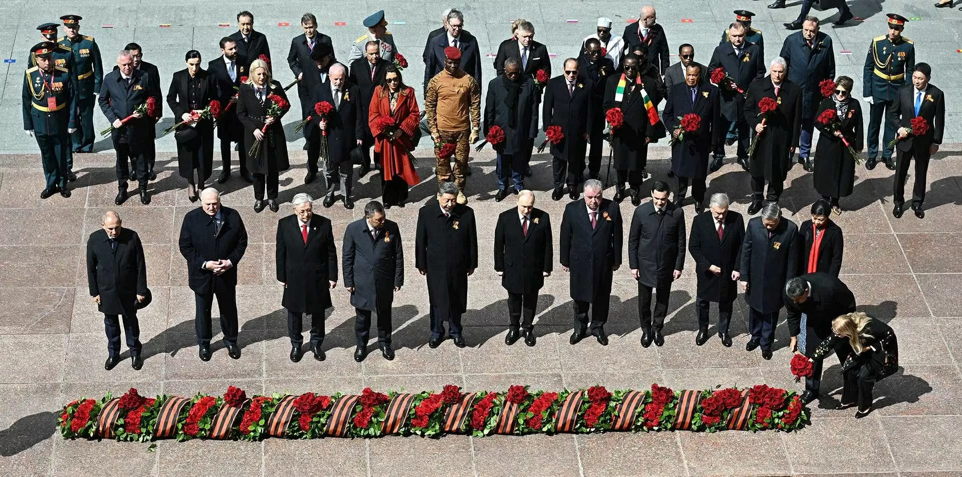 Tổng Bí thư Tô Lâm và Phu nhân dự lễ dâng hoa chung tại Đài Tưởng niệm Liệt sĩ vô danh ở Nga