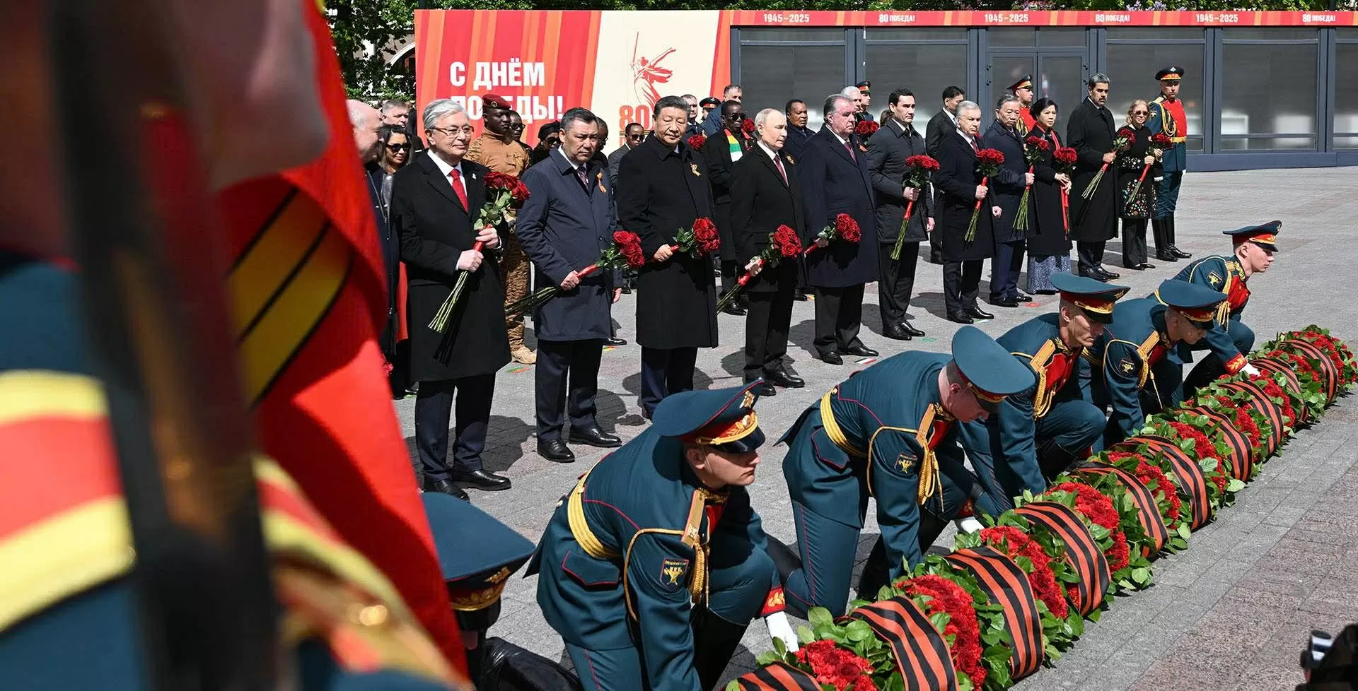 Tổng Bí thư Tô Lâm và Phu nhân dự lễ dâng hoa chung tại Đài Tưởng niệm Liệt sĩ vô danh ở Nga