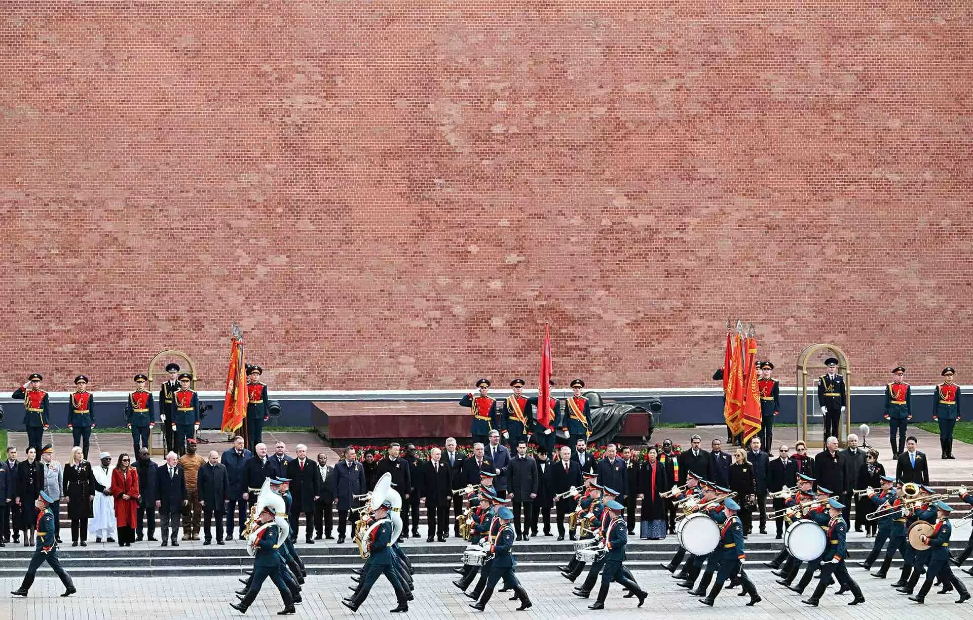 Tổng Bí thư Tô Lâm và Phu nhân dự lễ dâng hoa chung tại Đài Tưởng niệm Liệt sĩ vô danh ở Nga