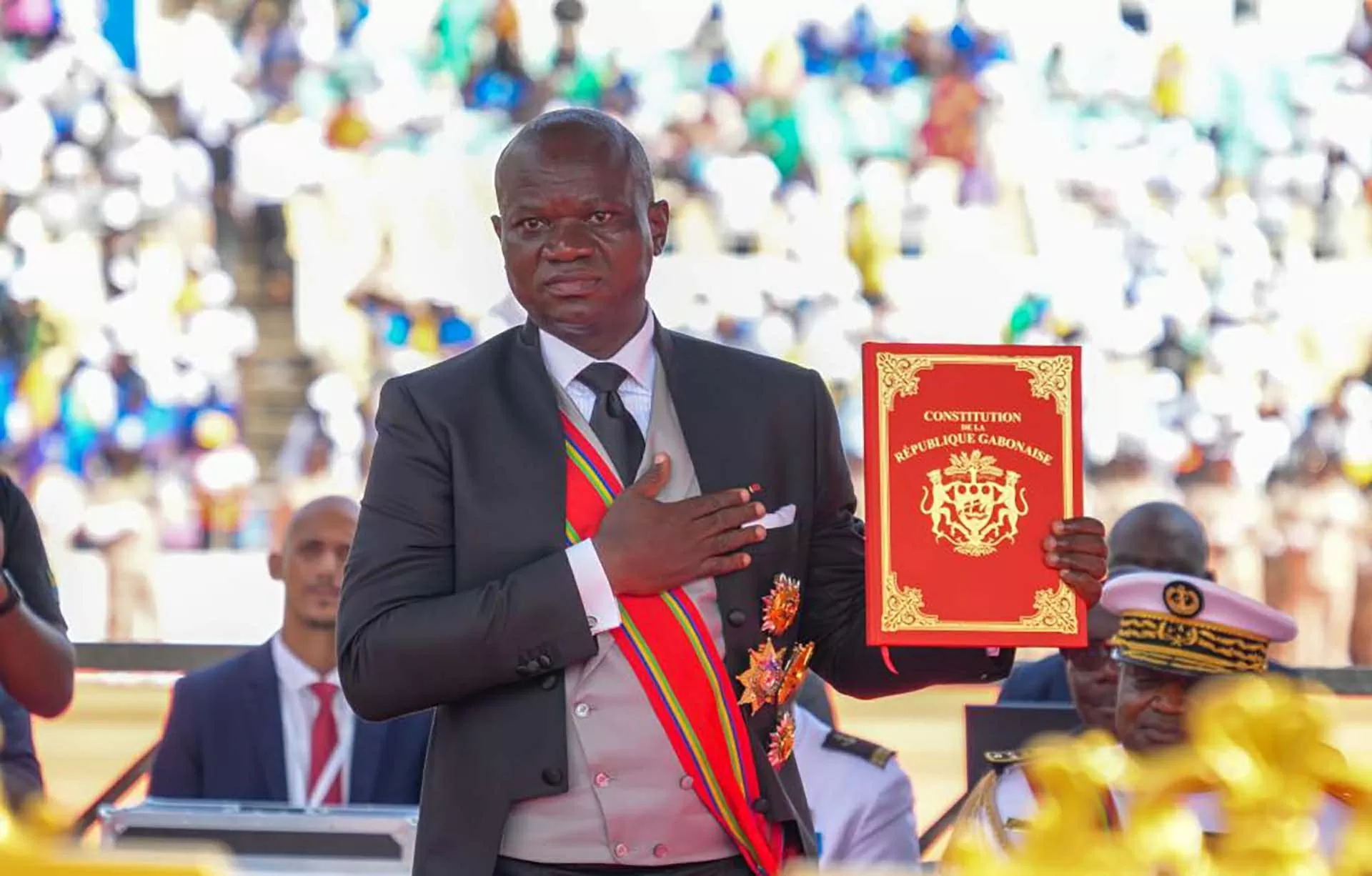 Tổng thống Gabon Brice Clotaire Oligui Nguema tuyên thệ nhậm chức, ngày 3/5. (Nguồn: Tân Hoa Xã) Tổng thống Gabon Brice Clotaire Oligui Nguema tuyên thệ nhậm chức, ngày 3/5. (Nguồn: Tân Hoa Xã)