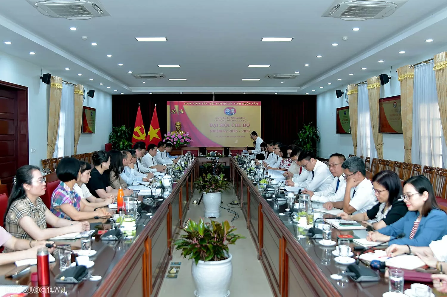 Phát huy vai trò hạt nhân chính trị, nâng cao hiệu quả công tác tổ chức, cán bộ của Bộ Ngoại giao trong tình hình mới