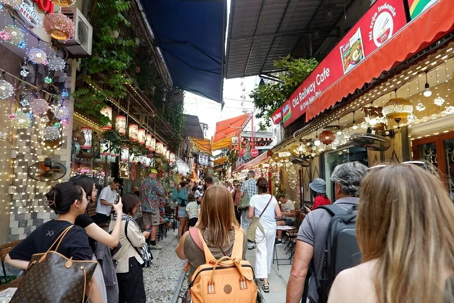 Cà phê đường tàu - có cần 'cách giải' khác cho bài toán du lịch Phố cà phê đường tàu càng cấm càng đông - cần 'cách giải' khác cho bài toán du lịch?